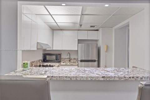 Condo in Miami, Florida, 2 bedrooms  № 1953685 - photo 16