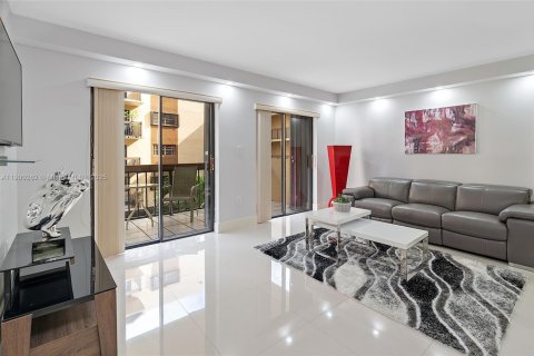 Condo in Miami, Florida, 2 bedrooms  № 1953685 - photo 7