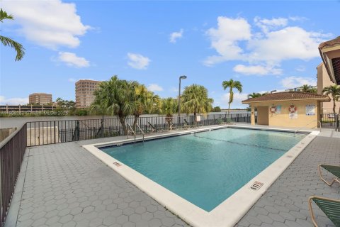 Condo in Miami, Florida, 2 bedrooms  № 1953685 - photo 4
