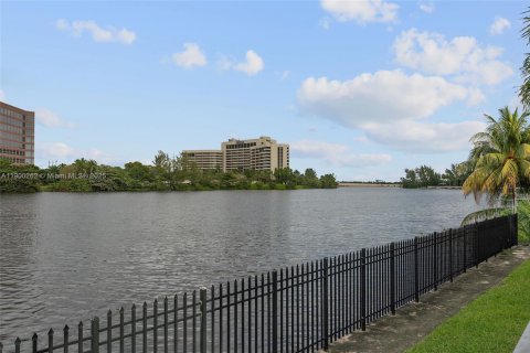 Condo in Miami, Florida, 2 bedrooms  № 1953685 - photo 5