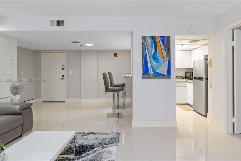 Condo in Miami, Florida, 2 bedrooms  № 1953685 - photo 10