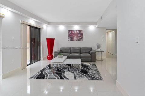 Condo in Miami, Florida, 2 bedrooms  № 1953685 - photo 8