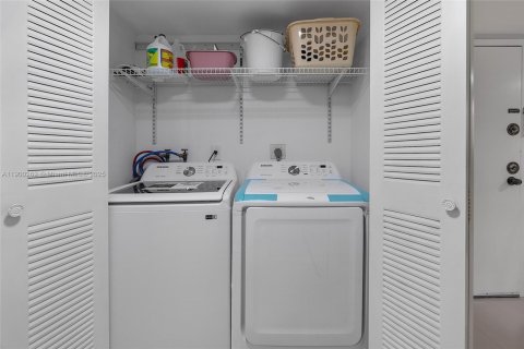 Condo in Miami, Florida, 2 bedrooms  № 1953685 - photo 26