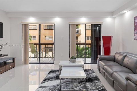 Condo in Miami, Florida, 2 bedrooms  № 1953685 - photo 9