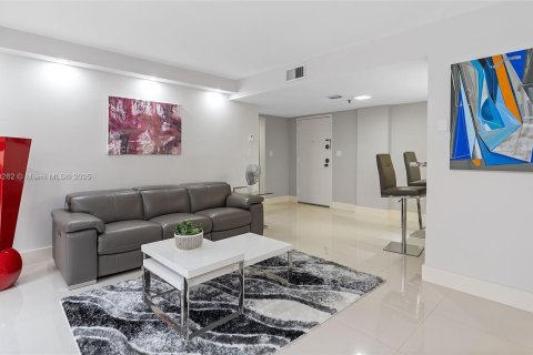 Condo in Miami, Florida, 2 bedrooms  № 1953685 - photo 1