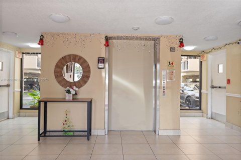 Condo in Miami, Florida, 2 bedrooms  № 1953685 - photo 2