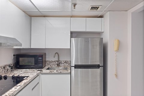 Condo in Miami, Florida, 2 bedrooms  № 1953685 - photo 17