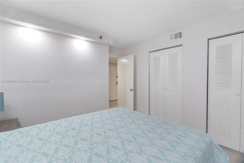 Condo in Miami, Florida, 2 bedrooms  № 1953685 - photo 19
