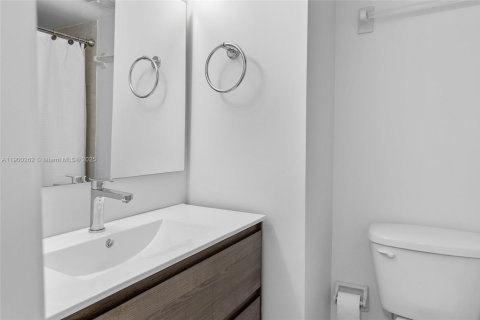 Condo in Miami, Florida, 2 bedrooms  № 1953685 - photo 25