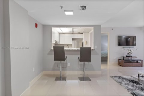 Condo in Miami, Florida, 2 bedrooms  № 1953685 - photo 13