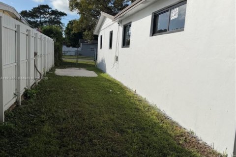 Casa en venta en Miami, Florida, 4 dormitorios, 252.88 m2 № 1970135 - foto 28