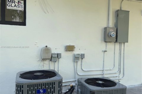 Casa en venta en Miami, Florida, 4 dormitorios, 252.88 m2 № 1970135 - foto 26