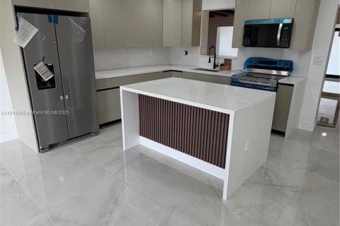 Casa en venta en Miami, Florida, 4 dormitorios, 252.88 m2 № 1970135 - foto 4