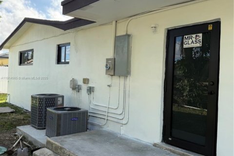 Casa en venta en Miami, Florida, 4 dormitorios, 252.88 m2 № 1970135 - foto 25
