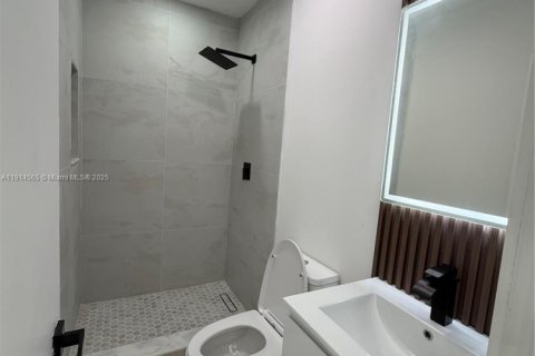Casa en venta en Miami, Florida, 4 dormitorios, 252.88 m2 № 1970135 - foto 16