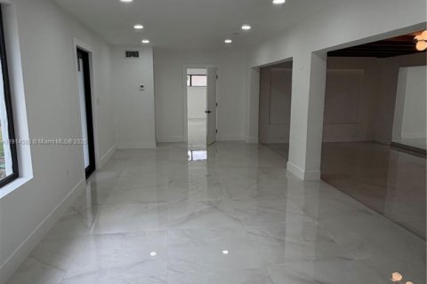 Casa en venta en Miami, Florida, 4 dormitorios, 252.88 m2 № 1970135 - foto 18