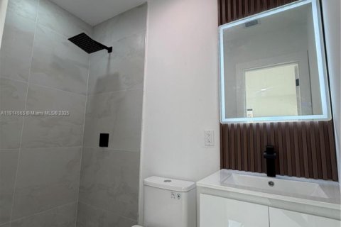 Casa en venta en Miami, Florida, 4 dormitorios, 252.88 m2 № 1970135 - foto 15