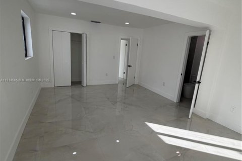 Casa en venta en Miami, Florida, 4 dormitorios, 252.88 m2 № 1970135 - foto 23