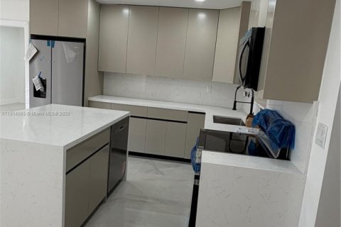 Casa en venta en Miami, Florida, 4 dormitorios, 252.88 m2 № 1970135 - foto 22