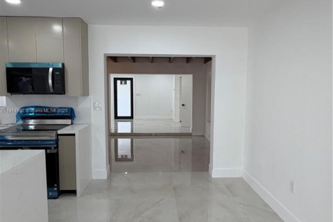Casa en venta en Miami, Florida, 4 dormitorios, 252.88 m2 № 1970135 - foto 5