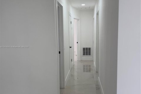 Casa en venta en Miami, Florida, 4 dormitorios, 252.88 m2 № 1970135 - foto 10