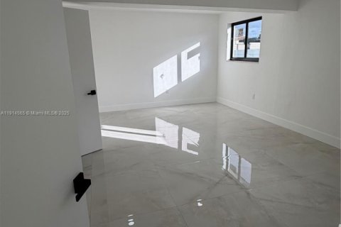 Casa en venta en Miami, Florida, 4 dormitorios, 252.88 m2 № 1970135 - foto 14