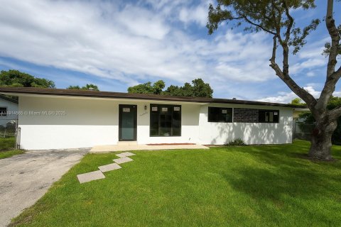 Casa en venta en Miami, Florida, 4 dormitorios, 252.88 m2 № 1970135 - foto 1