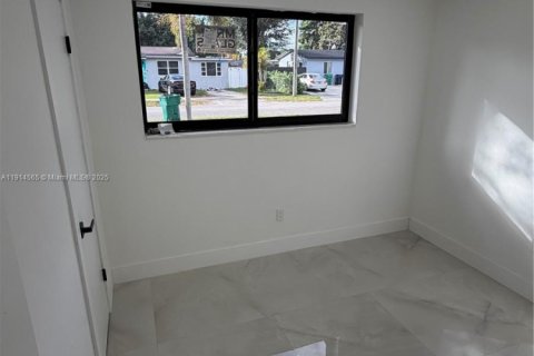Casa en venta en Miami, Florida, 4 dormitorios, 252.88 m2 № 1970135 - foto 12