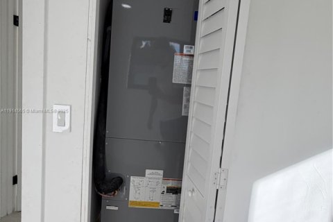 Casa en venta en Miami, Florida, 4 dormitorios, 252.88 m2 № 1970135 - foto 24