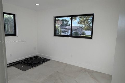 Casa en venta en Miami, Florida, 4 dormitorios, 252.88 m2 № 1970135 - foto 13