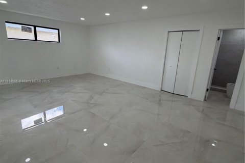 Casa en venta en Miami, Florida, 4 dormitorios, 252.88 m2 № 1970135 - foto 19