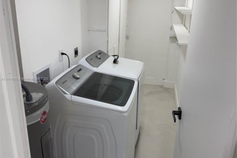 Casa en venta en Miami, Florida, 4 dormitorios, 252.88 m2 № 1970135 - foto 9