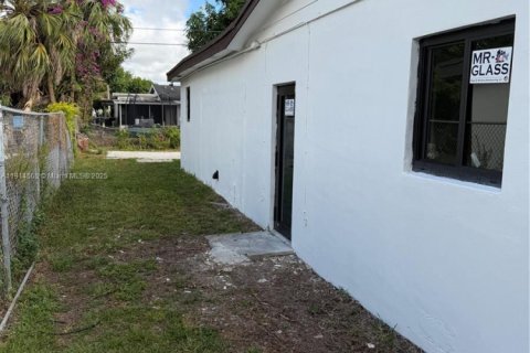 Casa en venta en Miami, Florida, 4 dormitorios, 252.88 m2 № 1970135 - foto 30