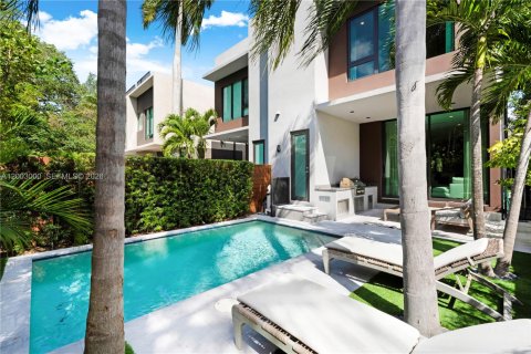 Townhouse in Miami, Florida 4 bedrooms, 269.6 sq.m. № 2066220 - photo 24