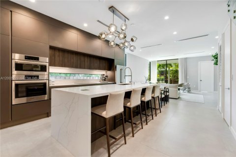 Townhouse in Miami, Florida 4 bedrooms, 269.6 sq.m. № 2066220 - photo 9