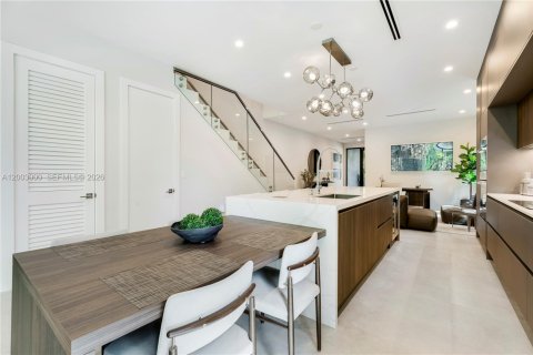 Townhouse in Miami, Florida 4 bedrooms, 269.6 sq.m. № 2066220 - photo 12