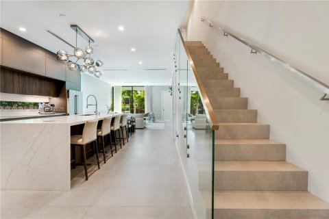 Townhouse in Miami, Florida 4 bedrooms, 269.6 sq.m. № 2066220 - photo 8