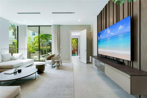 Townhouse in Miami, Florida 4 bedrooms, 269.6 sq.m. № 2066220 - photo 17