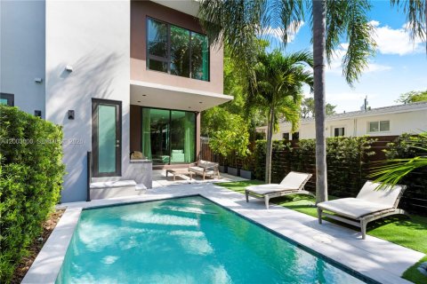 Townhouse in Miami, Florida 4 bedrooms, 269.6 sq.m. № 2066220 - photo 25
