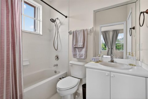 House in Miami, Florida 4 bedrooms, 282.7 sq.m. № 2310352 - photo 30