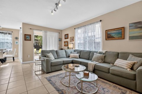 House in Miami, Florida 4 bedrooms, 282.7 sq.m. № 2310352 - photo 23