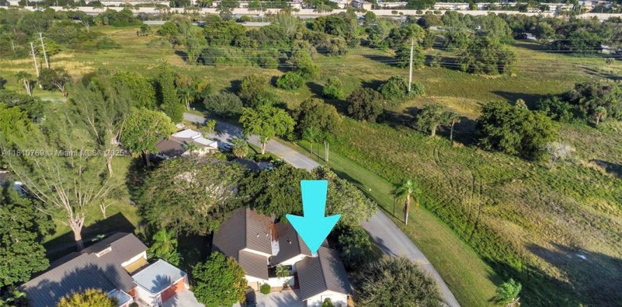 Condo in Lauderhill, Florida, 2 bedrooms № 1761750