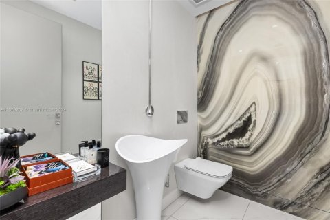 Casa en venta en North Miami, Florida, 6 dormitorios, 534.19 m2 № 1958375 - foto 13