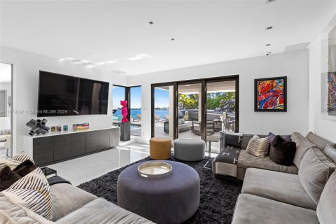 Casa en venta en North Miami, Florida, 6 dormitorios, 534.19 m2 № 1958375 - foto 5