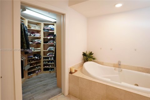 Copropriété à vendre à Aventura, Floride: 3 chambres, 197.88 m2 № 2270383 - photo 17