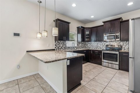 Casa en venta en Zephyrhills, Florida, 4 dormitorios, 250.93 m2 № 2105829 - foto 7
