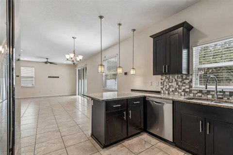 Casa en venta en Zephyrhills, Florida, 4 dormitorios, 250.93 m2 № 2105829 - foto 27