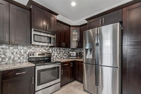 Casa en venta en Zephyrhills, Florida, 4 dormitorios, 250.93 m2 № 2105829 - foto 8