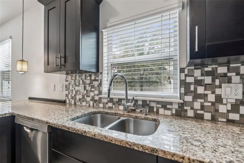 Casa en venta en Zephyrhills, Florida, 4 dormitorios, 250.93 m2 № 2105829 - foto 28