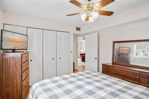 Condo in Largo, Florida, 2 bedrooms № 2230011 - photo 22